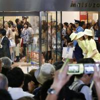 End of an era: Matsuzakaya department store officials in Ginza bid farewell to customers Sunday after the venerable store, which opened in 1924, closed to undergo a four-year modernization. | KYODO