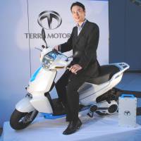 Smart scooter: Toru Tokushige, president of Terra Motors Corp., touches an iPhone mounted on his company\'s electric A4000i scooter in Koto Ward, Tokyo, on Wednesday. | SATOKO KAWASAKI