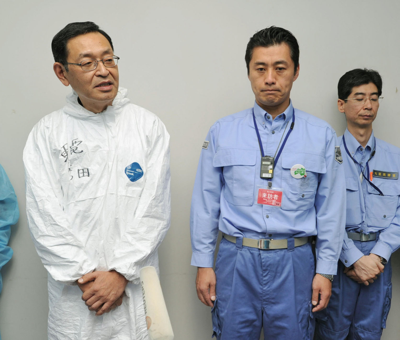 Damage control: Masao Yoshida (left), the late former chief of the Fukushima No. 1 nuclear plant, speaks to reporters at the plant in November 2011 as Goshi Hosono, then Cabinet minister in charge of the crisis, looks on. | KYODO
