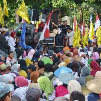 Coalesced: Indonesian protesters in Semarang, the capital of Central Java, rally against a Japanese project to build a large coal power plant in the province. | KYODO