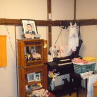 In remembrance: Photos of the late Yoshitaro Azuma are seen at an altar in the home of his wife, Yoshino Azuma, in Tokyo’s Sumida Ward on July 12. The 43-year-old widow was denied welfare benefits despite working two part-time jobs and raising four kids on her own. Poor slam anti-poverty law as hollow