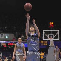 Steady presence: Former Shimane Susanoo Magic star Takumi Ishizaki, seen in a 2011 bj-league game, played the past two seasons for the Chemnitz 99ers in Germany. | YOSHIAKI MIURA