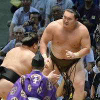 Final drama: Harumafuji forces Hakuho out of the raised ring on the 15th day of the Nagoya Grand Sumo Tournament on Sunday.
 | KYODO