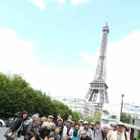 The SGT cast take in the sights in Paris where they played to tremendous audience and critical acclaim. | &#169; MAIKO MIYAGAWA