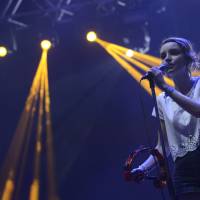 Scottish band Chvrches had some technical difficulties, but singer Lauren Mayberry took the opportunity to talk about a cat cafe she went to. | ©SUMMERSONIC, ALL RIGHTS RESERVED