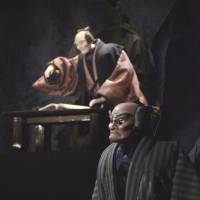 Modern bunraku: Hanbei with Chikamatsu Monzaemon in the background. | FUTOSHI OSAKO