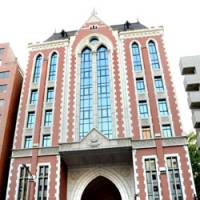 Core campus: Students walk out the east gate of Keio University\'s Mita Campus in Minato Ward, Tokyo, in this photo taken in 2008. Keio is one of the institutions selected as a core school for the Global 30 internationalization plan. | SATOKO KAWASAKI PHOTO