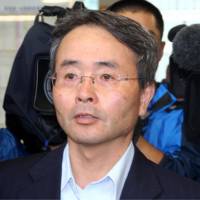 Widening probe: Hiromichi Otsubo, former chief of the special investigation department at the Osaka District Public Prosecutor\'s Office, is surrounded by reporters Thursday. | KYODO PHOTO