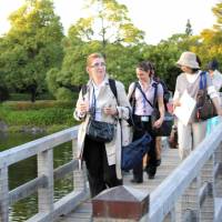Sampling biodiversity: COP10 participants take part in a guided tour in English at Shirotori Garden in Nagoya earlier this month. | CHUNICHI SHIMBUN