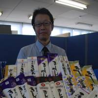 Using his noodle: Jusuke Shiga, a Chubu miller group board member and president of Kintobi Shiga Co., is eager to promote overseas the flat noodles called \"kishimen.\" | CHUNICHI SHIMBUN
