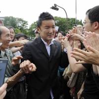 Independent rookie lawmaker Taro Yamamoto is surrounded by supporters. | KYODO