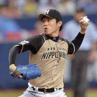 Worth the wait: Hokkaido Nippon Ham\'s Mitsuo Yoshikawa delivers a pitch during the Fighters\' 3-0 win over the Buffaloes on Sunday. | KYODO
