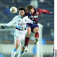 Yasutaka Kobayashi  (left) of Kawasaki Frontale goes up for a header against Kashima\'s Koji Nakata during Wednesday\'s Emperor\'s Cup quarterfinal action at Tokyo\'s National Stadium. | THE JAPAN TIMES