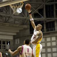 Inside force: Former Sendai 89ers center Rashaad Singleton brings a major presence to the middle for his new team, the Shimane Susanoo Magic. | DOMINIKA FITZGERALD