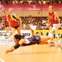 Hustle play: Tamari Miyashiro of the United States dives for the ball in Saturday\'s FIVB World Grand Prix match against Japan in Sendai. The Americans won the match 3-1. | FIVB