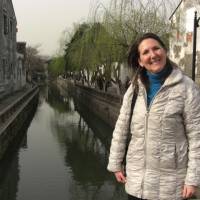 Encountering Chinese characters: Kanji Clinic columnist Mary Sisk Noguchi, who loved foreign travel, takes a visit to China. A friend to kanji learners worldwide