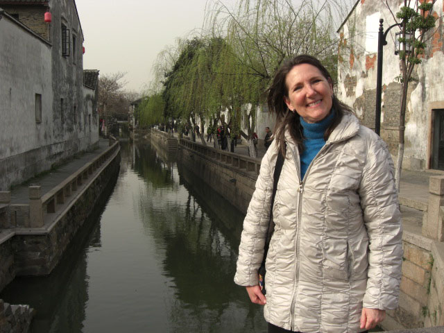 Encountering Chinese characters: Kanji Clinic columnist Mary Sisk Noguchi, who loved foreign travel, takes a visit to China. | PHOTO COURTESY OF MITSUNORI NOGUCHI