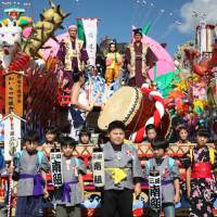 Marching orders: Children join last year\'s Oirase Shimoda Festival parade. | &#169; 2012 \"Jigoku de Naze Warui\" Seisaku Iinkai