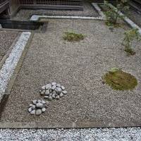 The minimalism of this dry-landscape garden contrasts with the lushness of other courtyard designs at the villa. Note the under-floor passageway used by gardeners. | STEPHEN MANSFIELD