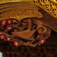 Carving of a bush warbler on the Honmura-machi portable shrine. | KIT NAGAMURA