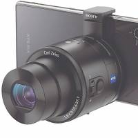Turn your smartphone into a 20.1 megapixel camera with Sony\'s detachable DSC-QX100 lens. | HIROYUKI YAMAGISHI
