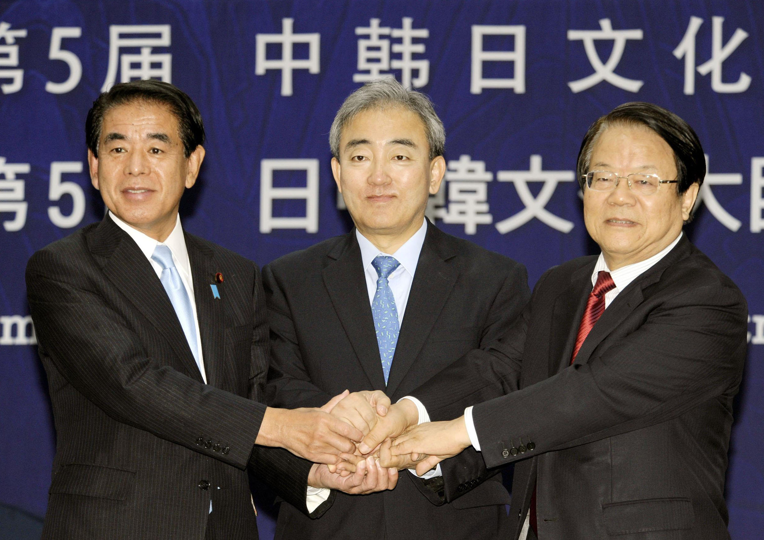 Cultured bunch: Culture minister Hakubun Shimomura (left) and his South Korean and Chinese counterparts, Yoo Jin-ryong (center) and Cai Wu, pose for a group photo after their trilateral meeting in Gwangju, South Korea, on Saturday. The three sides designated one city in each country as an East Asia City of Culture to further exchanges and mutual understanding next year. | KYODO