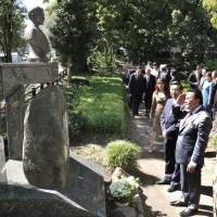 Honor: (From right) Capt. Samuel Z. Felix of the Philippine Navy, who is a defense and armed forces attaché, former Philippine President Joseph Estrada and Philippine Ambassador Manuel M. Lopez, pay homage to Dr. Jose Rizal at a bust of Rizal in Hibiya Park, Tokyo, on Sept. 27. | YOSHIAKI MIURA