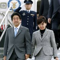 Oh, Canada: Prime Minister Shinzo Abe descends from a government jet with his wife, Akie, after arriving at Ottawa Macdonald-Cartier International Airport on Sept. 23 to visit Canadian counterpart Stephen Harper.  | KYODO