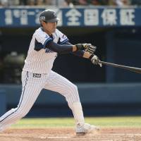 Make it happen: Shoichi Ino hits an RBI single in the fourth inning of the BayStars\' 7-2 win over the Giants on Saturday. | KYODO