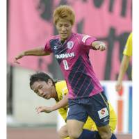Electric pink: Cerezo Osaka striker Yoichiro Kakitani controls the ball during his side\'s 1-1 draw with Kashiwa Reysol on Sunday. | KYODO