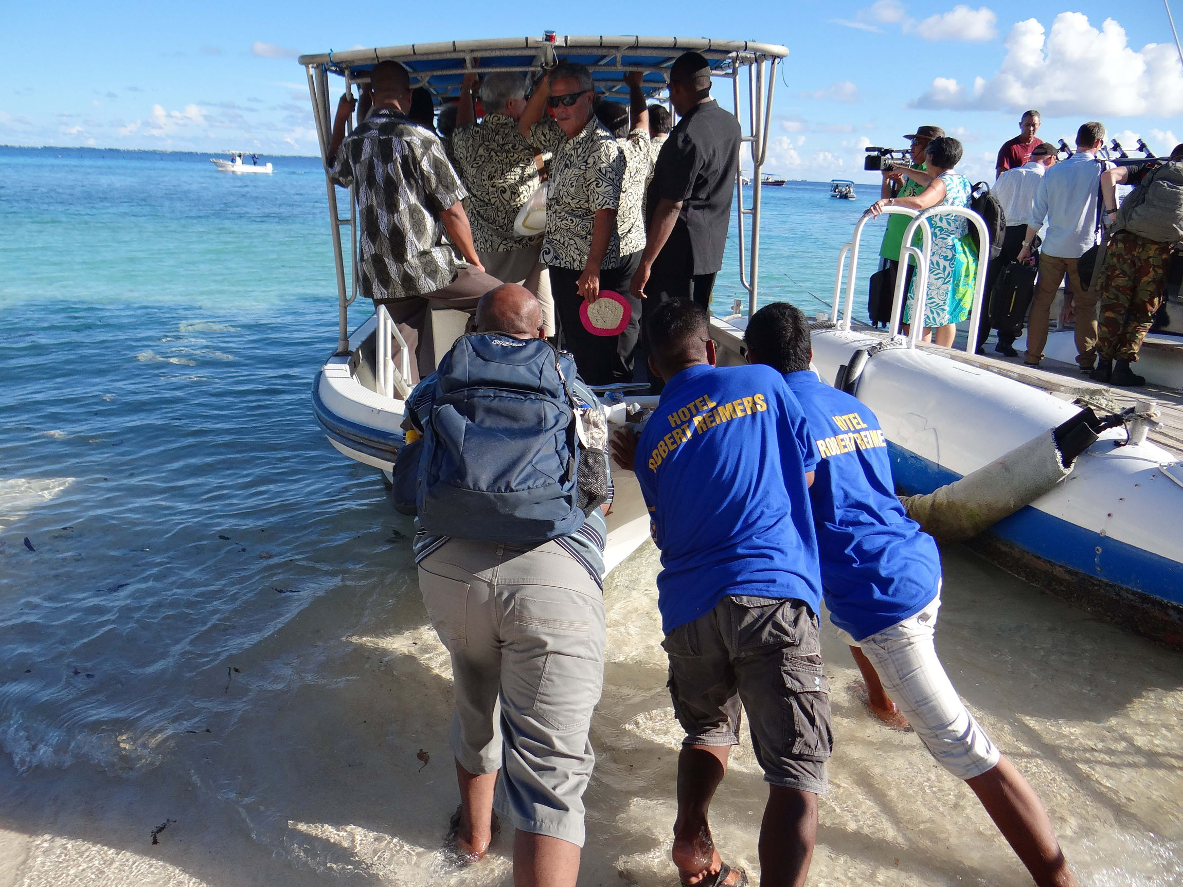 Trouble in paradise: Pacific Island Forum leaders leave Eneko Island en route to the Marshall Island's capital of Majuro on Sept. 5. That day, the Pacific island nations adopted the 'Majuro declaration,' which sets out ambitious climate targets. | AFP-JIJI