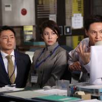 Work rules: Yuko Takeuchi (center) plays the title role in NTV\'s new comedy drama \"Dandarin.\" She is flanked by Kenji Mizuhashi (left) and Koji Okura. | NTV