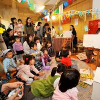 Fun for all: Kids can enjoy storytelling and other activities at the Tokyo Toy Festival. | &#169; 2013 \"Jinrui Shikin\" Seisaku Iinkai