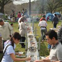 Harvest feed: Visitors to Narita Yume Bokujo choose meats from the harvest festival\'s long grill. | YOSHIAKI MIURA
