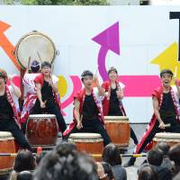 University fun: Students beat the drum for the Waseda-sai festival. | ASAKUSA KANKORENMEI