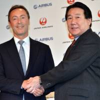 Landmark deal: Japan Airlines President Yoshiharu Ueki (right) and Airbus President Fabrice Bregier pose at a news conference in Tokyo on Monday. | AFP-JIJI