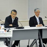 Atomic scrutiny: Shunichi Tanaka (center), head of the Nuclear Regulation Authority, discusses the NRA\'s safety inspections of idled reactors at Tokyo Electric Power Co.\'s Kashiwazaki-Kariwa nuclear plant in Niigata Prefecture during a meeting Wednesday in Tokyo. | KYODO
