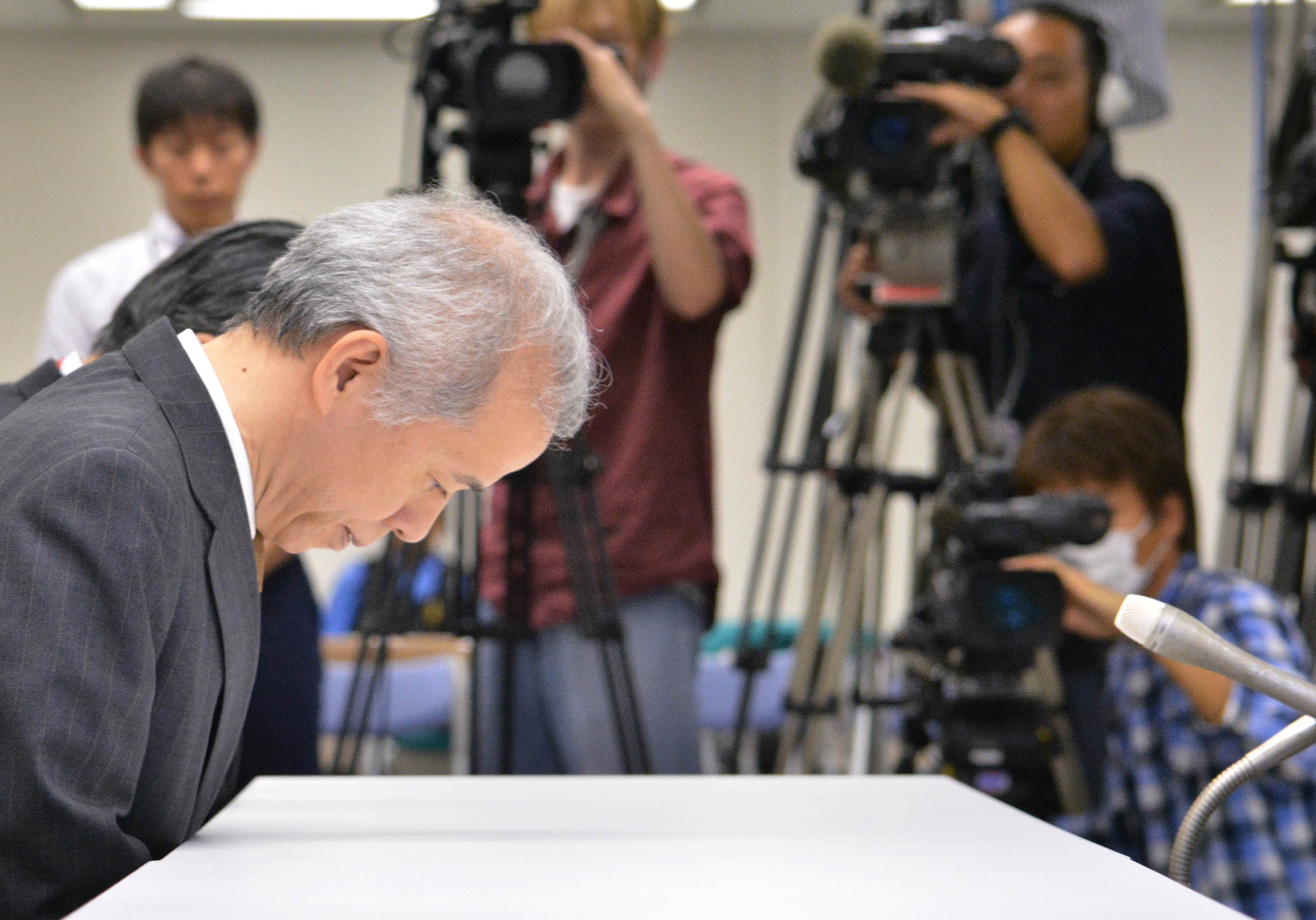 On the carpet: Tokyo Electric Power Co. President Naomi Hirose bows during a meeting with Nuclear Regulation Authority Secretary-General Katsuhiko Ikeda in Tokyo on Friday. | AFP-JIJI