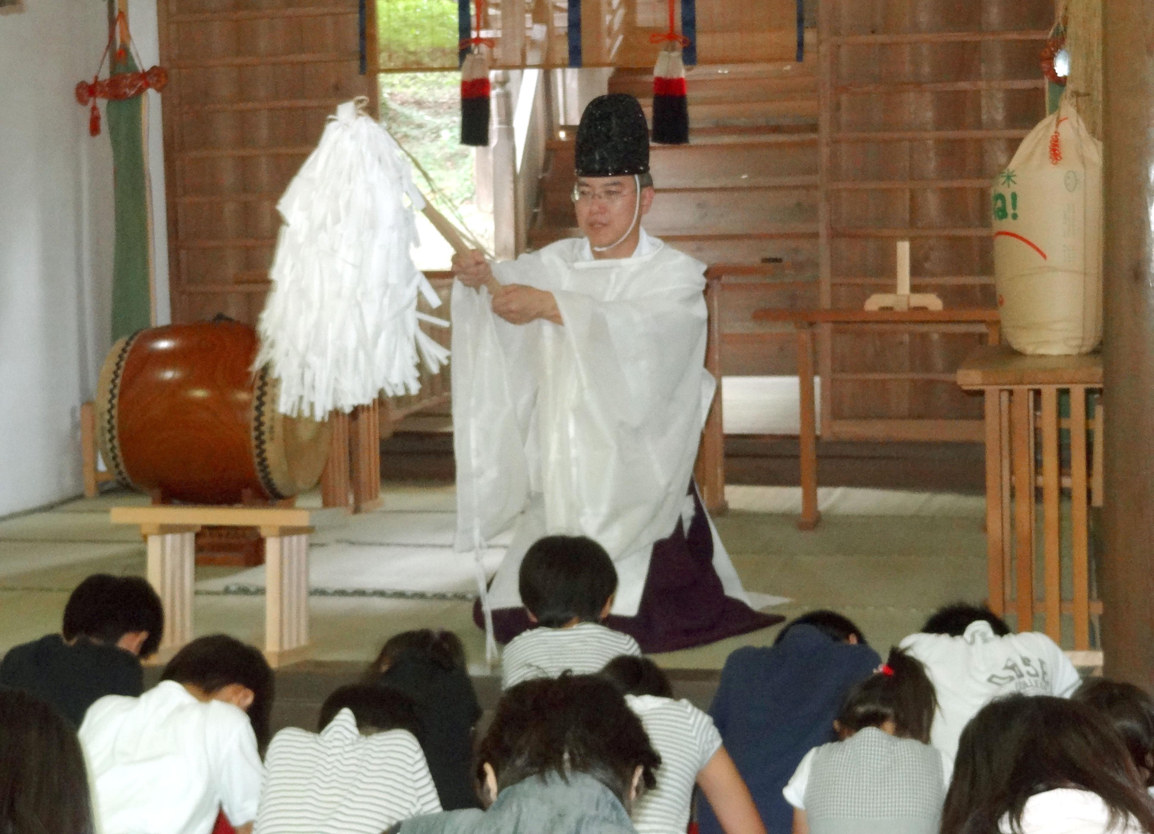 Forward-looking: Mitsunobu Okada, chief priest of Sugimori Shrine in Higashihiroshima, Hiroshima Prefecture, holds a purification ceremony attended by children on Sept. 8. | KYODO