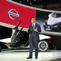 Nissan CEO Carlos Ghosn introduces a concept electric vehicle called Blade Glider. | YOSHIAKI MIURA PHOTO