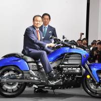 Honda President Takanobu Ito rides on Gold Wind F6C with a 1832 cc six cylinder engine, which the company unveiled for the first time at Tokyo Motor Show 2013. | YOSHIAKI MIURA PHOTO