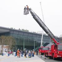 On the way up: Fukugawa Fire Department give a demonstration to the public. | &#169; INTERMEDIATHEQUE