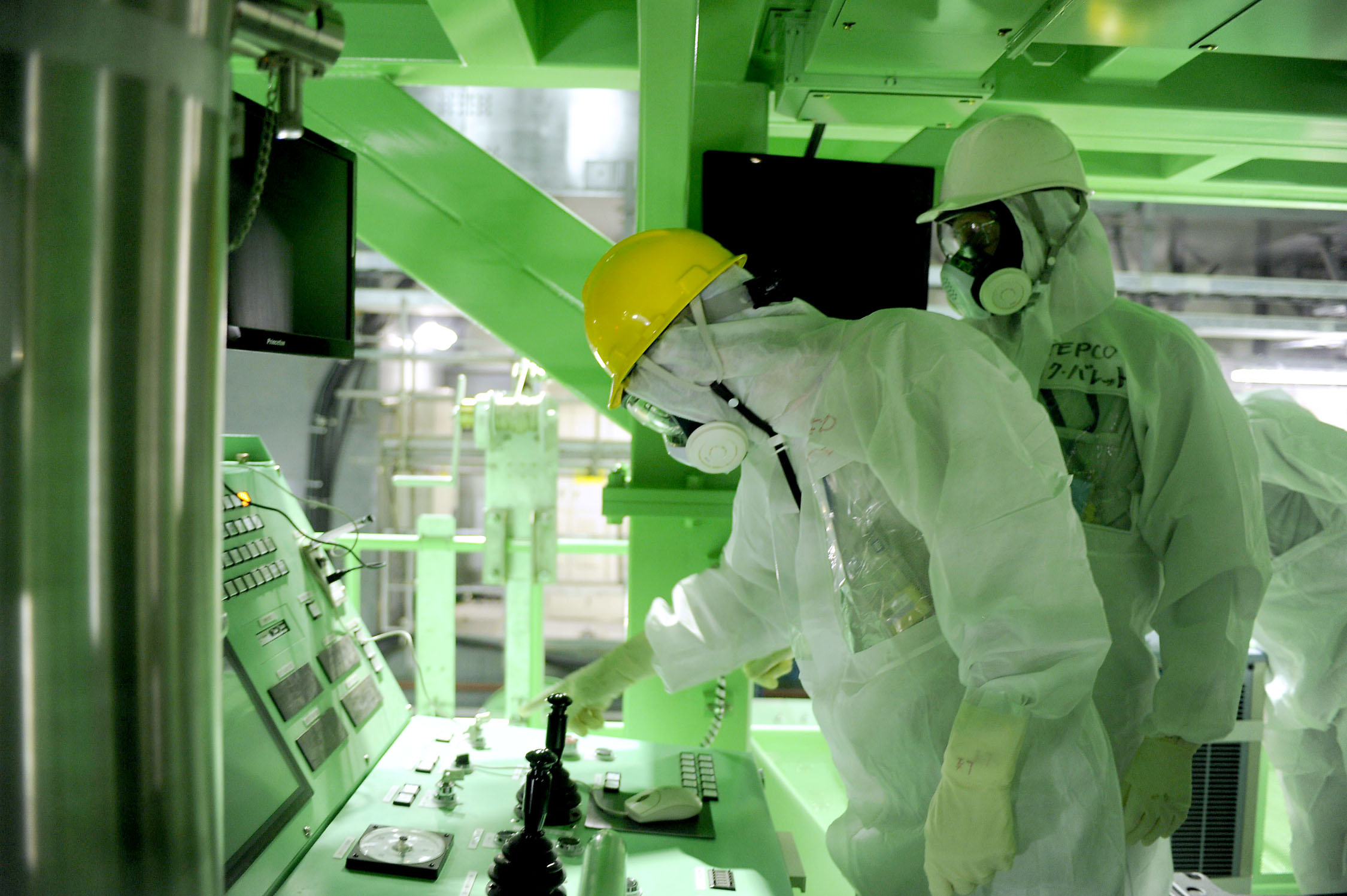 Firsthand look: U.S. nuclear expert Lake Barrett (right) inspects the reactor 4 building of the Fukushima No. 1 nuclear complex on Wednesday, in preparation of the removal of fuel from the unit's spent fuel pool. | AFP-JIJI