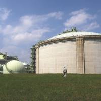 In heavy use: Liquefied natural gas tanks tower over Osaka Gas Co.\'s Senboku terminal in Takaishi, Osaka Prefecture, on Aug. 2 | BLOOMBERG