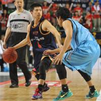 The catalyst: Rizing Fukuoka guard Akitomo Takeno, seen directing the offense at the Final Four in May against the Kyoto Hannaryz, dished out a team-best four assists in an 85-64 victory over the Bambitious Nara on Saturday. | YOSHIAKI MIURA