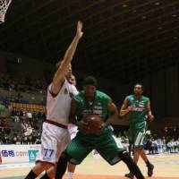 Old reliable: Rizing Fukuoka power forward Reggie Warren, seen playing for the Saitama Broncos in this 2009 file photo, notched his eighth double-double of the season on Saturday. | KAZ NAGATSUKA