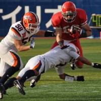 The rivalry is back: The Hosei University Tomahawks (in white) beat the Nihon University Phoenix 23-22 in last year’s Azuma Bowl. The two rivals are to meet for the third straight year for the Kanto collegiate championship on Sunday at Yokohama Stadium. | PHOTO COURTESY OF KANTO COLLEGIATE FOOTBALL ASSOCIATION