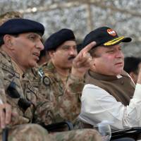 Rule of law: Pakistani Prime Minister Nawaz Sharif (right) speaks with army chief Gen. Ashfaq Kayani as they watch a military exercise in Khairpure Tamay Wali on Monday | AFP-JIJI