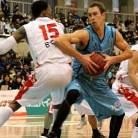 Always for the team: Kyoto Hannaryz forward David Palmer (center), seen in a file photo from last season, is a well-respected leader thanks to his hustle and unselfish style of play. On Sunday, Palmer scored a game-high 32 points in Kyoto\'s 87-72 win over the Osaka Evessa | HIROAKI HAYASHI
