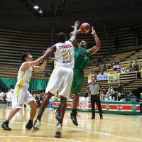 Focused: Toyota Motors\' Jeff Gibbs takes a fadeaway  shot over Sunrocker Darius Rice during the Alvark\'s 98-84 overtime win  in Tokyo on Saturday. | KAZ NAGATSUKA